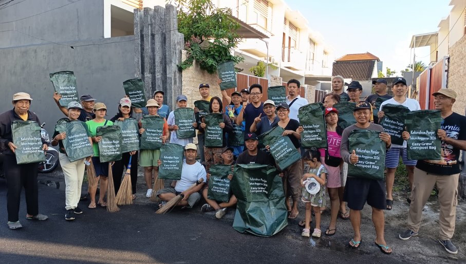 Aksi bersih-bersih dan pembagian composter bag di Br. Kertasari Kelurahan Panjer Denpasar.