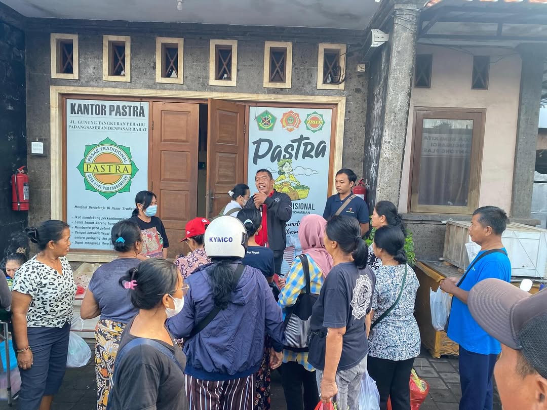 Sosialisasi Peraturan Walikota Denpasar Nomor 36 Tahun 2018 tentang Pengurangan Penggunaan Kantong Plastik di Kota Denpasar dan Surat Edaran Gubernur Bali tentang Pembatasan Penggunaan Plastik di Pasar Adat Padangsambian.