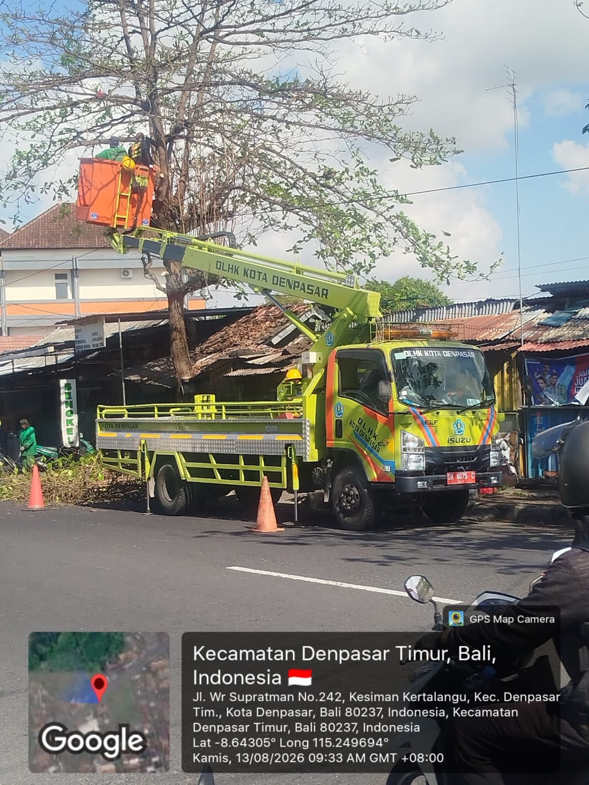 perompesan pohon-pohon yang sudah tinggi yang berpotensi mengganggu pengguna jalan.